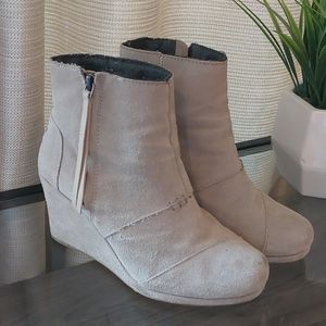 Tom's suede wedges